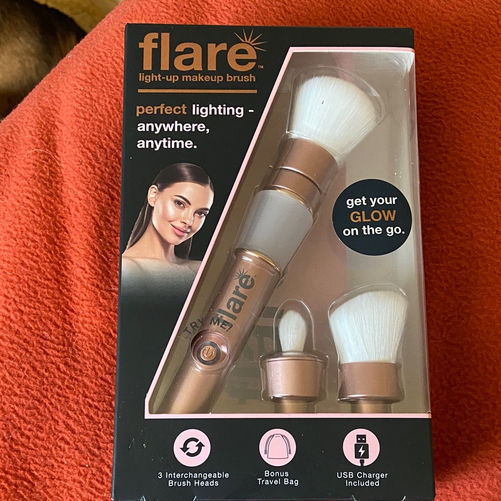 Light-Up Makeup Brush Set - Rose Gold and White